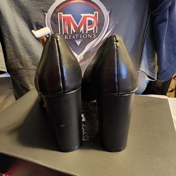 Black leather Vince Camuto heels, size 6M - Picture 4 of 6